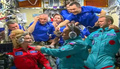 国際宇宙ステーション（ISS）に到着したロシア人俳優のユリア・ペレシルドさん（手前左）やクリム・シペンコ監督ら。米航空宇宙局（NASA）提供の動画より（2021年10月5日撮影・公開、資料写真）。(c)AFP PHOTO / NASA