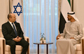 アラブ首長国連邦（UAE）の首都アブダビで、イスラエルのナフタリ・ベネット首相（左）と会談するアブダビ首長国のムハンマド・ビン・ザイド皇太子。イスラエル政府広報室提供（2021年12月13日公開）。(c)AFP PHOTO / GPO