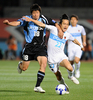 サッカーAFCチャンピオンズリーグ2009（%%AFC Champions League 2009%%）1次リーグH組、川崎フロンターレ（%%Kawasaki Frontale%%）対浦項スティーラース（%%Pohang Steelers%%）。試合は0-2で川崎が敗れ、同組2位での決勝トーナメント進出となった。勝った浦項が同組1位で決勝トーナメントに進んだ。写真は浦項の盧炳俊（%%No Byung-Jun%%、ノ･ビョンジュン）とボールを競り合う川崎の横山知伸（%%Tomonobu Yokoyama%%、左）。（2009年5月19日撮影）(c)AFP/Toru YAMANAKA