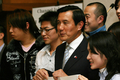 2007年11月21日、京都の同志社大学（Doshisha University）で台湾人留学生と記念撮影する台湾の野党・国民党（Kuomintang、KMT）の総統候補、馬英九（Ma Ying-jeou）前党主席（中央）。(c)AFP/TOSHIFUMI KITAMURA