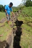 フィリピン中部ボホール（Bohol）島で起きた地震により出現した地割れ（2013年10月22日撮影）。(c)AFP