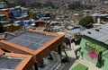 南米コロンビア・メデジン（Medellin）の最貧国地区のひとつ「コムーナ13（Comuna 13）」で絵を描くアーティストら（2014年4月1日撮影）。(c)AFP/Raul ARBOLEDA