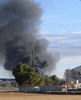 ギリシャ軍のF16戦闘機が墜落し黒煙が上がるスペイン南東部にある空軍基地（2015年1月26日撮影）。(c)AFP/JOSEMA MORENO