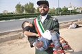 武装集団による軍事パレード襲撃が起きたイラン南西部アフワズで、負傷した子どもを搬送するイラン革命防衛隊の隊員（2018年9月22日撮影）。(c)Shayan HAJI NAJAF / ISNA / AFP
