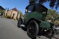 オーストラリア・シドニー（Sydney）で5日、1915年製の電気自動車「デトロイト（Detroit）」を運転するビンテージカー収集家のビル・ロイド（Bill Lloyd）さん（61）。元機械技師で弁理士のロイドさんいわく、「世界で最も有名なアンティーク電気自動車」だ。

「デトロイト」は1906年～1940年に米デトロイト（Detroit）のアンダーソン電気自動車会社（Anderson Electric Car Company）が製造していた電気自動車で、ロイドさんによれば4万台を売り上げたが、現在でも走行可能な車体は豪国内にわずか4台だけ。鉛酸電池で駆動し、満充電でおよそ80キロメートル走行可能で、最高時速は約40キロという（2012年9月5日撮影）。(c)AFP/ROMEO GACAD