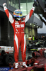 10F1第17戦、韓国GP決勝。優勝し、喜ぶフェラーリのフェルナンド・アロンソ。（2010年10月24日撮影）(c)AFP/PHILIPPE LOPEZ