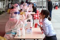 中国・遼寧省瀋陽市で住民の新型コロナウイルス検査を行う医療従事者ら（2021年5月20日撮影）。(c)STR / AFP