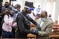 ルワンダ首都キガリの裁判所で、警官に手錠を掛けられるポール・ルセサバギナ被告（2020年9月14日撮影）。(c)STRINGER / AFP