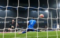 サッカー欧州チャンピオンズリーグ、決勝トーナメント1回戦第1戦、FCコペンハーゲン対マンチェスター・シティ。得点を決めるマンチェスター・シティのフィル・フォーデン（左、2024年2月13日撮影）。(c)Jonathan NACKSTRAND/ AFP