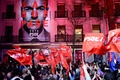 スペイン総選挙の結果を受け、首都マドリードにある社会労働党本部のバルコニーに姿を見せて、集まった支持者らに向けて演説する同党党首のペドロ・サンチェス首相（2019年4月28日撮影）。(c)JAVIER SORIANO / AFP