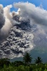 噴火したインドネシア・ジャワ島のムラピ山（2023年3月11日撮影）。(c)DEVI RAHMAN / AFP