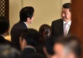 インドネシアのジャカルタで握手する安倍晋三首相（左）と中国の習近平国家主席（右、2015年4月22日撮影）。(c)AFP/BAY ISMOYO