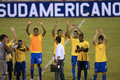 写真は、試合後のサポーターからの声援に両手を上げて応えるブラジルの選手達。(c)AFP/Miguel ROJO