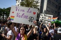 スイスのチューリヒで行われたLGBTIQ（レズビアン、ゲイ、バイセクシュアル、トランスジェンダー、インターセックス、クィア）の人たちによるパレード「チューリヒプライド」に参加する人々（2021年9月4日撮影）。(c)FABRICE COFFRINI / AFP