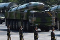 中国・北京の天安門広場で行われた抗日戦争勝利70年を記念する軍事パレードに登場した弾道ミサイル「DF-26」（2015年9月3日撮影）。(c)AFP/GREG BAKER