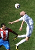 2010年サッカーW杯南アフリカ大会（%%2010 World Cup%%）1次リーグF組、スロバキア対パラグアイ。パラグアイは2-0で勝利した。写真はパラグアイのパウロ・ダ・シルバ（%%Paulo Da Silva%%、左）とヘディングで競り合うスロバキアのスタニスラフ・セスタク（%%Stanislav Sestak%%）。（2010年6月20日撮影）(c)AFP/JEWEL SAMAD