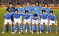 サッカー国際親善大会キリンカップ2009（Kirin Cup 2009）のベルギー戦でチームメートと一緒に試合前の写真撮影に臨む長谷部誠（Makoto Hasebe、2009年5月31日撮影）。(c)AFP/Kazuhiro NOGI