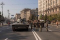 ウクライナの首都キーウで展示されている破壊されたロシア軍の装甲車両を見るウクライナ兵（2023年8月21日撮影、資料写真）。(c)ROMAN PILIPEY / AFP