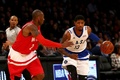 NBAオールスターゲーム2016。ロサンゼルス・レイカーズのコービー・ブライアントにドライブを仕掛けるインディアナ・ペイサーズのポール・ジョージ（2016年2月14日撮影）。(c)AFP/Getty Images/Elsa