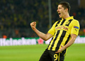 サッカー欧州チャンピオンズリーグ2012-13（UEFA Champions League 2012-13）は24日、準決勝第1戦が行われ、ボルシア・ドルトムント（Borussia Dortmund）が4-1でレアル・マドリード（Real Madrid）に勝利し、決勝進出に大きく前進した。

得点を挙げて喜ぶボルシア・ドルトムントのロベルト・レワンドフスキ（Robert Lewandowski、2013年4月24日撮影）。(c)AFP/PIERRE-PHILIPPE MARCOU
