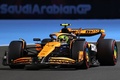 24F1第2戦サウジアラビアGP予選に臨むマクラーレンのランド・ノリス（2024年3月8日撮影）。(c)JOSEPH EID/ AFP
