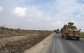 トルコ国境に近いシリア北部の町ダルバシヤ付近でロシア軍と合同パトロールを行うトルコ軍の車両を見るシリアの兵士ら（左、2019年11月1日撮影）。(c)Delil SOULEIMAN / AFP