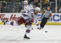 写真は、シュートを放つセイバーズのショーン・エイバリー（%%Sean Avery%%）。(c)AFP/Getty Images Rick Stewart