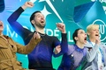 フィギュアスケート世界選手権、ペア・ショートプログラム（SP）。キスアンドクライで得点を喜ぶカナダのディアナ・ステラト・ドゥデク/マキシム・デシャン組（2024年3月20日撮影）。(c)Geoff Robins / AFP