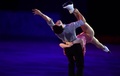 ソチ冬季五輪、フィギュアスケート・エキシビションの演技に臨むカナダのテッサ・ヴァーチュー（Tessa Virtue）/スコット・モイア（Scott Moir）組（2014年2月22日撮影）。(c)AFP/JOHN MACDOUGALL