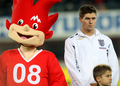 試合前の国家演奏に神妙な面持ちを見せるイングランドのスティーブン・ジェラード（%%Steven Gerrard%%）。(c)AFP/JOE KLAMAR