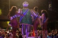 ブラジルのリオデジャネイロ（Rio de Janeiro）で開かれたイベントで、2014年のサンバ・カーニバルのクイーンに選ばれたレティシア・マルティンス・ギマライス（Leticia Martins Guimaraes）さん（右から2人目）とキング・モモ（King Momo）に選ばれたウィウソン・ジーアス・ダコスタ・ネト（Wilson Dias da Costa Neto）さん（左から2人目、2013年11月8日撮影）。(c)AFP/YASUYOSHI CHIBA