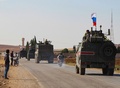 シリア北東部コバニに向け進むロシア軍の部隊（2019年10月23日撮影）。(c)AFP
