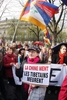 パリ（Paris）で、チベット（Tibet）自治区での暴動を武力鎮圧した中国政府に対する抗議デモに参加する人々（2008年3月16日撮影）。(c)AFP/FRANCOIS GUILLOT