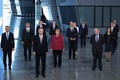 ベルギー・ブリュッセルで開かれた北大西洋条約機構（NATO）首脳会議前に記念撮影する首脳ら（2021年6月14日撮影）。(c)YVES HERMAN / POOL / AFP
