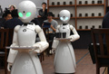 客席に注文品を運ぶロボット「オリヒメディー」（2018年11月26日撮影）。(c)AFPBB News/Yoko Akiyoshi