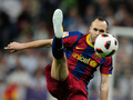 10-11スペイン1部リーグ第32節、レアル・マドリード（Real Madrid）対FCバルセロナ（FC Barcelona）。ボールをコントロールするバルセロナのアンドレス・イニエスタ（Andres Iniesta、2011年4月16日撮影）。(c)AFP/DANI POZO