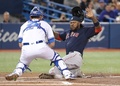 18MLB、トロント・ブルージェイズ対ボストン・レッドソックス。本塁にスライディングするボストン・レッドソックスのハンリー・ラミレス（右、2018年5月11日撮影、資料写真）。(c)Tom Szczerbowski/Getty Images/AFP