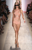 ニューヨーク市内で発表されたエルベ・レジェ バイ マックスアズリア（Herve Leger By Max Azria）の09年春夏コレクション（2008年9月7日撮影）。(c)AFP/Getty Images/Scott Gries