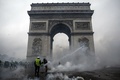 フランス・パリの凱旋門で、抗議活動中に機動隊と衝突する人々（2018年12月1日撮影）。(c)Abdulmonam EASSA / AFP