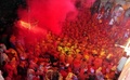 インド・バルサナ（Barsana）にあるラーダー・ラニ寺院（Radha Rani Temple）で21日、春を迎える祭り「Lathmar Holi」が催され、人々がカラフルな粉や水を掛け合った。ヒンズー教の春の祭典「ホーリー（Holi）」は今年は3月27日に行われるが、バーサーナには一足早く、地元版の「Lathmar Holi」で春を祝う習わしがある（2013年3月21日撮影）。(c)AFP/Sanjay Kanojia