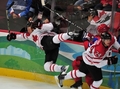 2010年%%バンクーバー冬季五輪%%アイスホッケー男子準々決勝、ロシア対カナダ。試合は第1ピリオドに4得点を奪ったカダナが7-3で勝利し、準決勝に進んだ。

　準決勝でカナダは、連覇を目指すスウェーデンとスロバキアの勝者と対戦する。

　写真はロシアのアントン・ボルチェンコフ（%%Anton Volchenkov%%、中央）をチェックするカナダのコリー・ペリー（%%Corey Perry%%、右）。（2010年2月24日撮影）(c)AFP/CRIS BOURONCLE