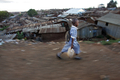 2007年10月23日、ケニヤのスラム街キベラ（Kibera）で、水を入れた容器を持つ女の子。(c)AFP/TONY KARUMBA