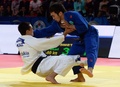 第33回世界柔道選手権、男子60キロ級。決勝でルスタム・イブラエフ（白）と対戦するエルドス・スメトフ（2015年8月24日撮影）。(c)AFP/VASILY MAXIMOV