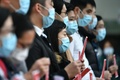 香港のクイーンメリー病院付近で、ストに参加する地元の医療従事者ら（2020年2月3日撮影）。(c)Anthony WALLACE / AFP