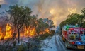 オーストラリア・マーガレットリバー近郊で山火事の消火に当たる消防隊。消防当局提供（2021年12月8日撮影、同10日入手）。(c)AFP PHOTO / SEAN BLOCKSIDGE / WESTERN AUSTRALIA DEPARTMENT OF FIRE AND EMERGENCY SERVICES