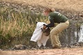 火災に見舞われた豪カンガルー島で、コアラを救出する動物福祉団体の職員（2020年1月15日撮影）。(c)PETER PARKS / AFP