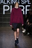 米ニューヨーク市内で発表された「DKNY」15/16年秋冬コレクション（2015年2月15日撮影）。(c)AFP/Getty Images/Neilson Barnard