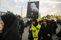 イラクの首都バグダッドで、イラン革命防衛隊のガセム・ソレイマニ司令官と人民動員隊のアブ・マフディ・ムハンディス副司令官の葬列に加わった、人民動員隊や親イラン派武装組織「神の党旅団（カタイブ・ヒズボラ）」の支持者ら（2020年1月4日撮影）。(c)AFP/Ahmad AL-RUBAYE
