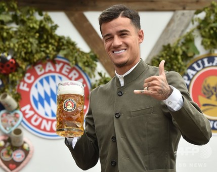 バイエルン選手が「オクトーバーフェスト」参加、伝統衣装で