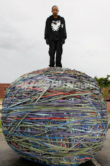 世界最大のゴムボール」、ギネス記録に挑戦中 写真4枚 国際ニュース